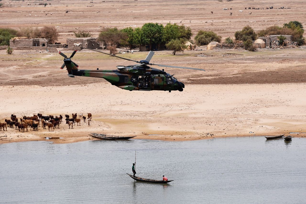 De Franse president Macron vliegt in een helikopter naar de Malinese stad Gao, mei 2017.