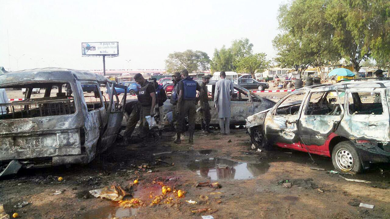 Nigeriaanse politieagenten nemen de schade na een bomaanslag van Boko Haram, eerder deze week.