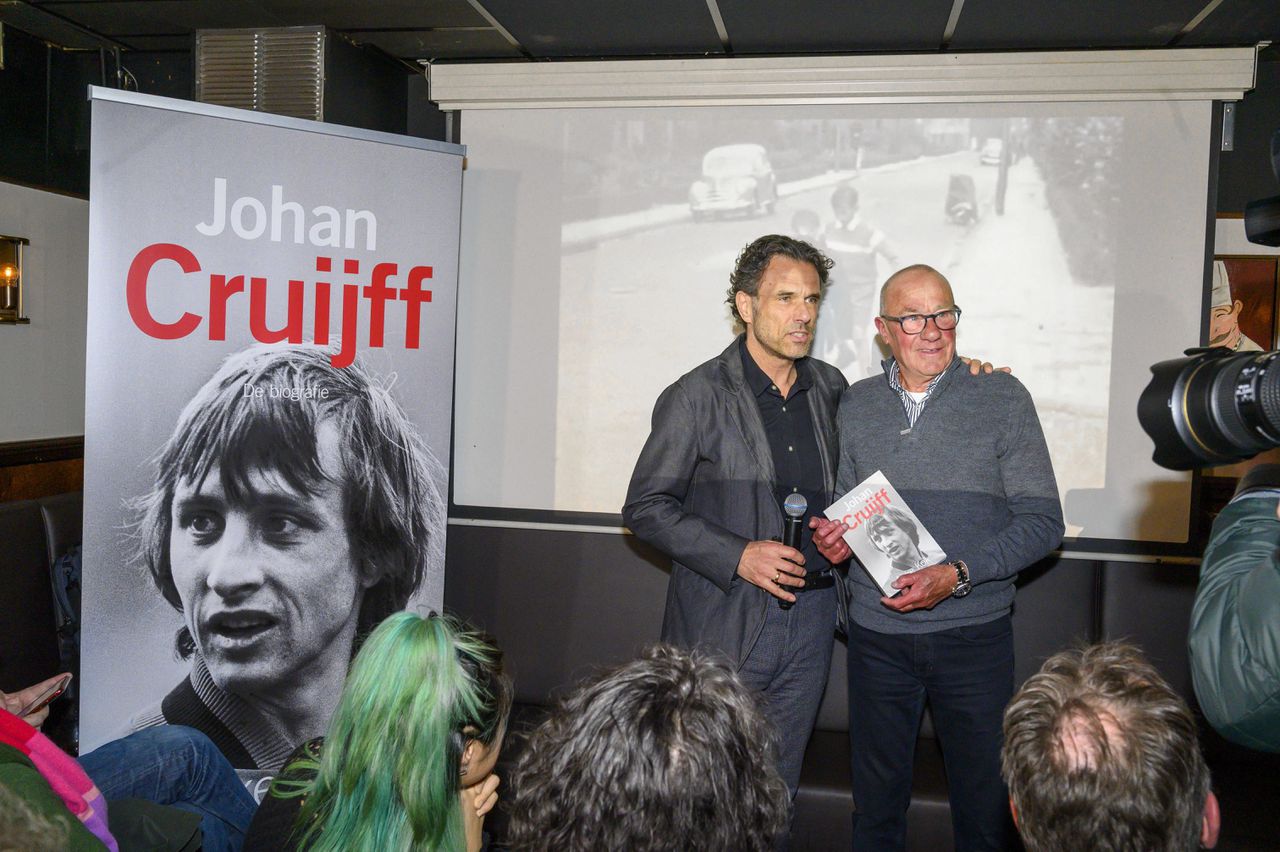 Auke Kok overhandigt het eerste exemplaar van Johan Cruijff, de biografie aan Leo Happe, een jeugdvriend van Cruijff.