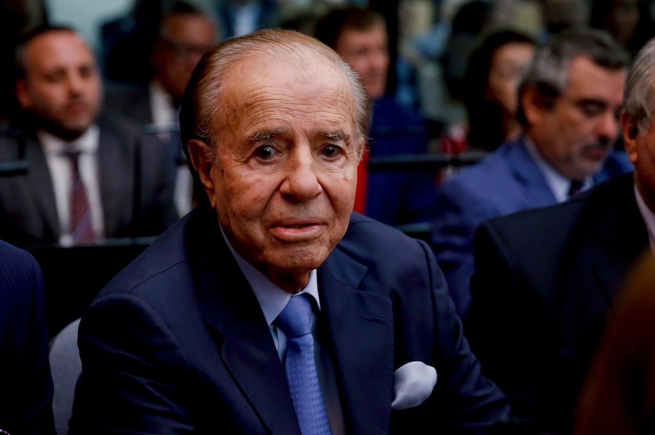 Carlos Saúl Menem: mediagenieke schelm die Argentinië berooid achterliet 