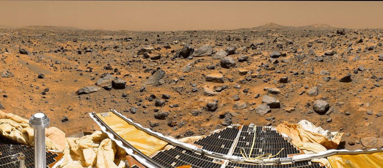 Het oppervlak van Mars, gefotografeerd vanaf de Pathfinder. De atmosfeer van de planeet bevat kleine hoeveelheden waterdamp.