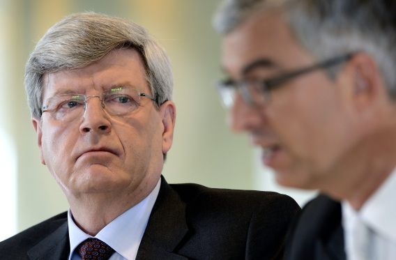Bestuursvoorzitter Piet Moerland (L) en CFO Bert Bruggink tijdens de presentatie van de jaarcijfers van de Rabobank.