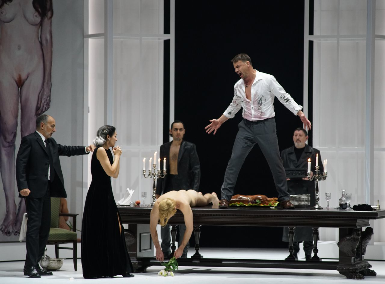 Leven en werk van Pasolini is als extra laag toegevoegd aan de opvoering van Tosca in Brussel