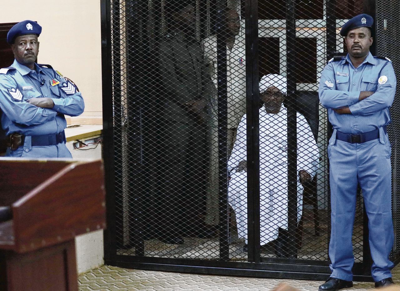 Oud-president Omar al-Bashir in een rechtszaal in Khartoem eind 2019. Hij werd veroordeeld tot 2 jaar cel vanwege witwassen.