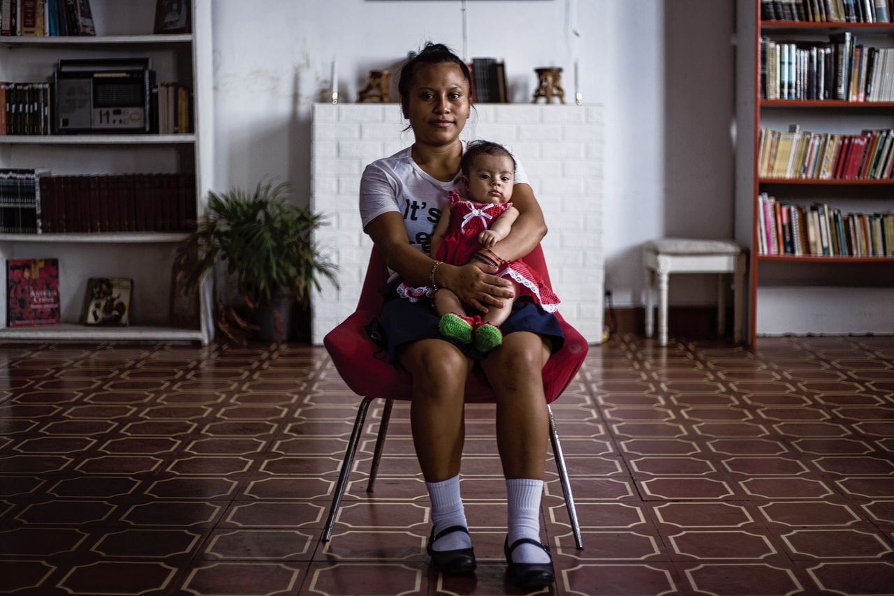 De tienermoeders van de pandemie: wie niet naar school gaat, is eerder zwanger 