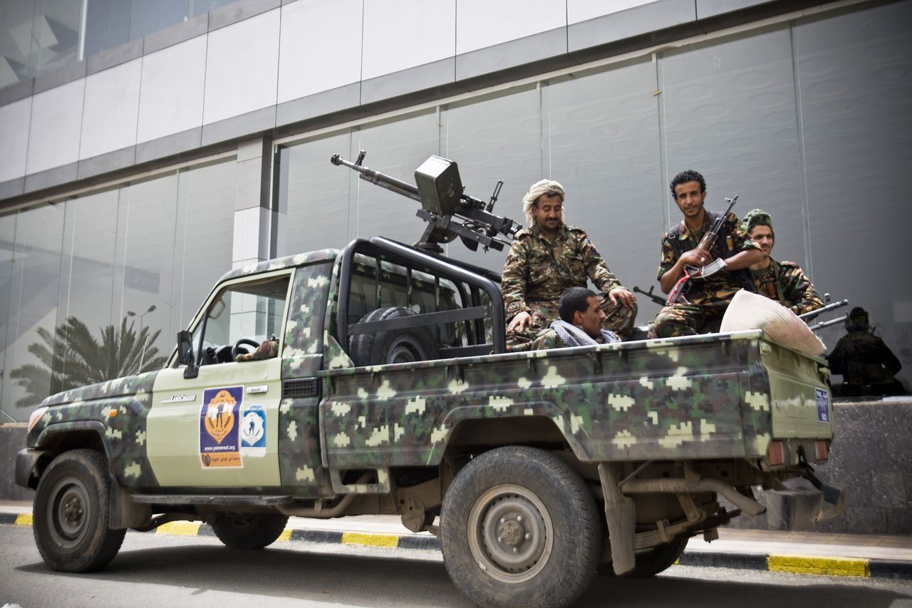 Houthi-rebellen in patrouilleren bij het vliegveld van Sana'a.
