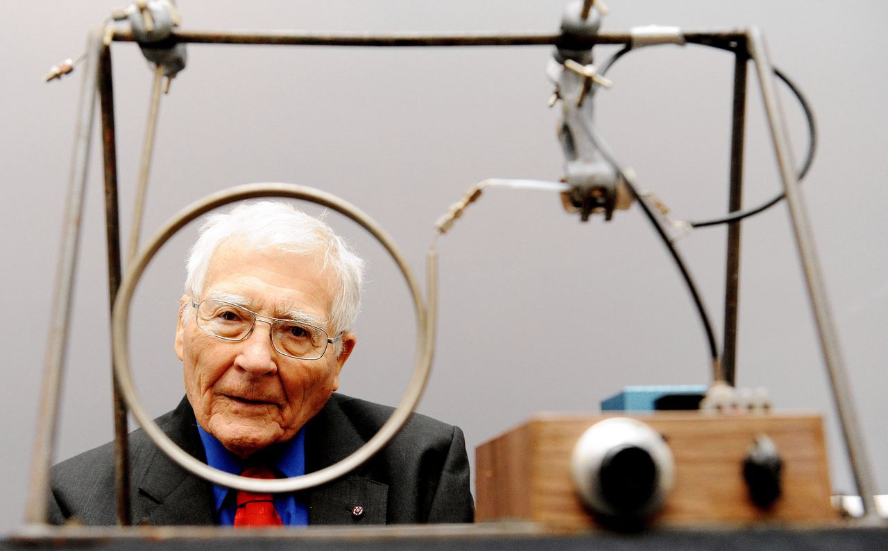 James Lovelock, hier 94 jaar oud, met een van de apparaten die hij heeft uitgevonden.