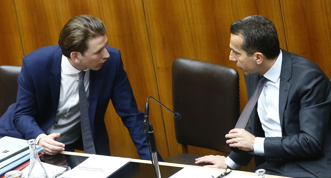 De nieuwe leider van de ÖVP Sebastian Kurz (l) met bondskanselier Christian Kern tijdens een vergadering dinsdag.