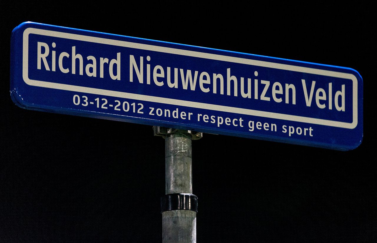 Een naambord ter nagedachtenis aan Richard Nieuwenhuizen bij veld 1 van SC Buitenboys, de club waar Nieuwenhuizen lid van was.