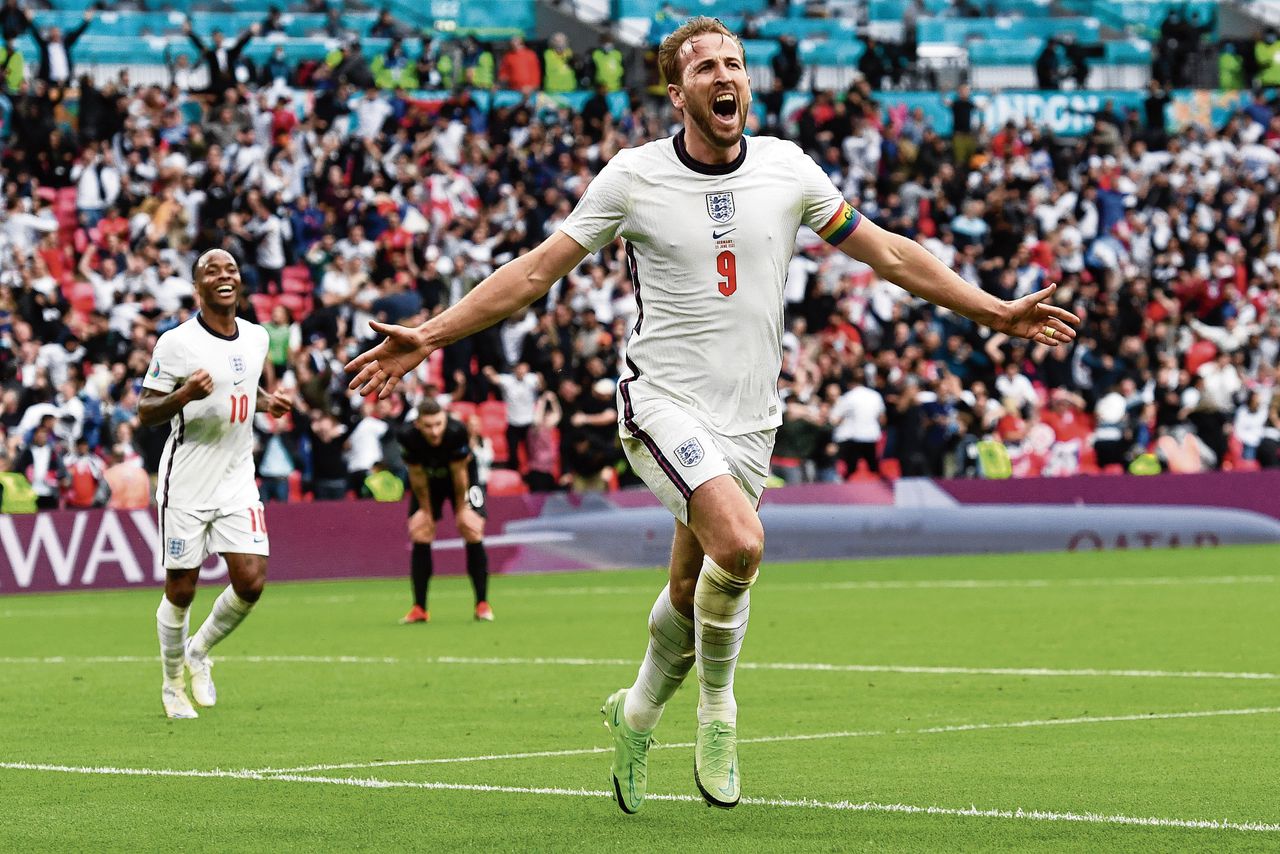 Harry Kane, aanvoerder van Engeland, viert de 2-0 tegen Duitsland.