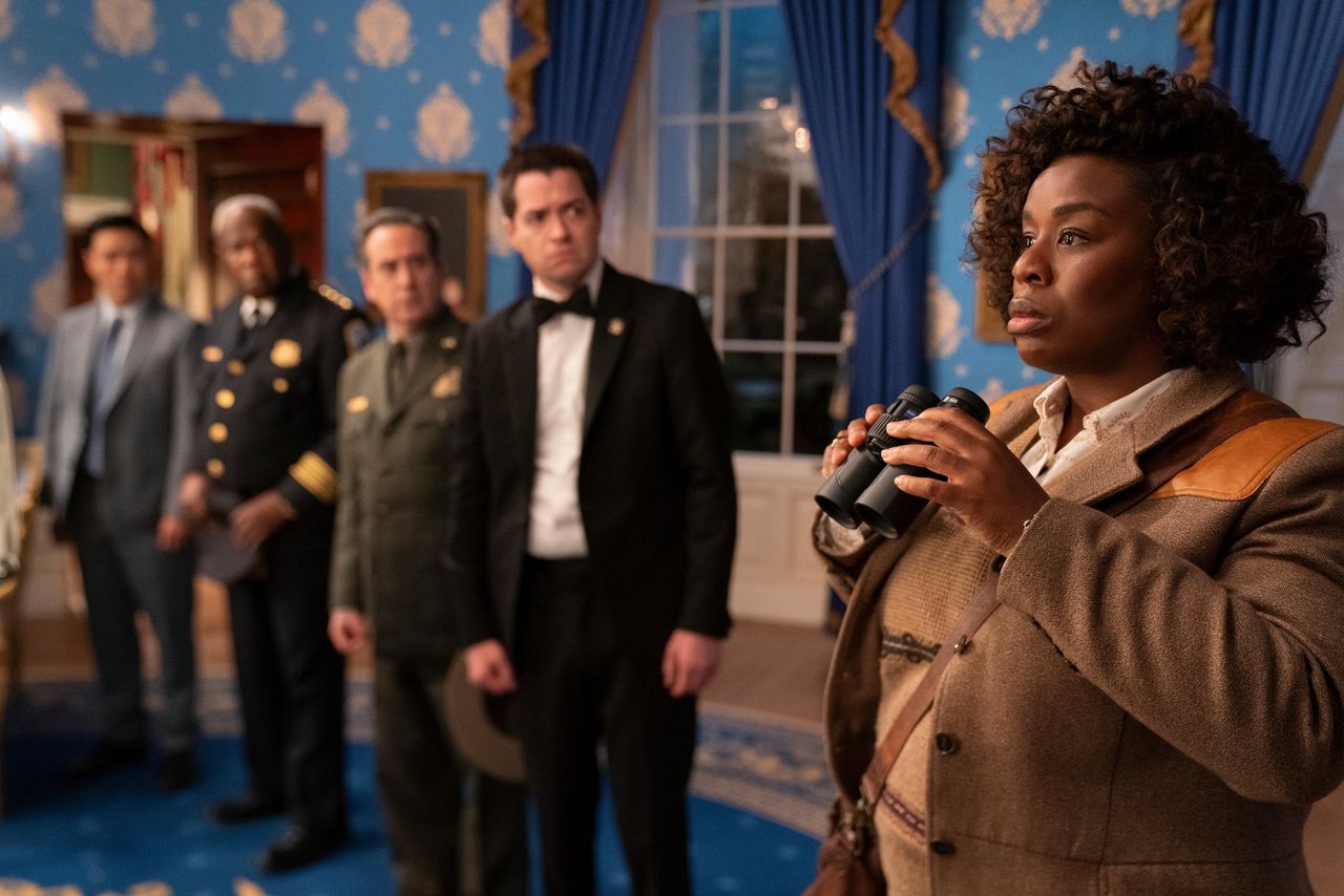 Uzo Aduba (r) als detective Cordelia Cupp in The Residence
