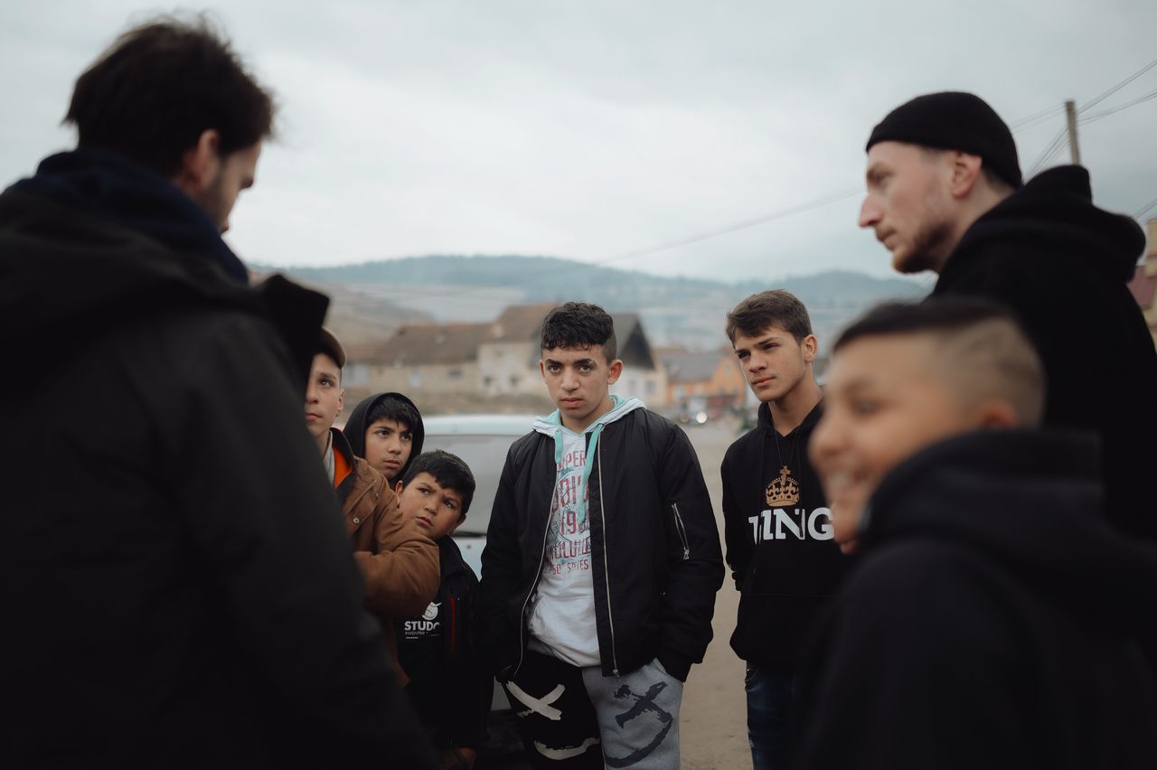 Roma-kinderen in Lomnicka. In het midden David en Stano, rechts (met muts) leraar Domink Selep
