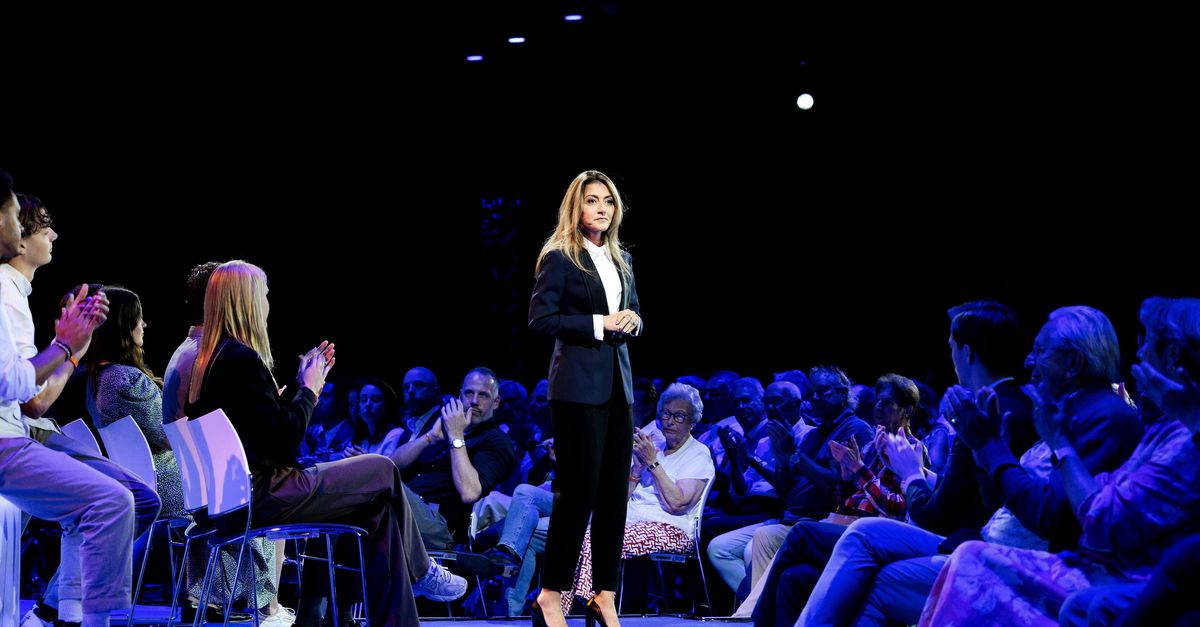 VVD-leider Yesilgöz zegt op het partijcongres vooral wat ze níét wil: ze haalt uit naar PVV én GroenLinks-PvdA