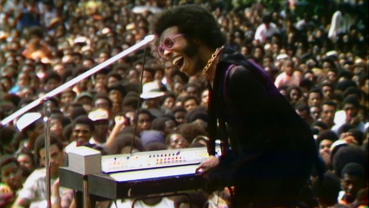 Sly Stone op het Harlem Cultural Festival in 1969, beeld uit de documentaire 'Summer of Soul'.