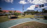 De Nederlandse en de vlag van Sint Eustatius wapperen voor het Bestuurscollege van het eiland Sint Eustatius.