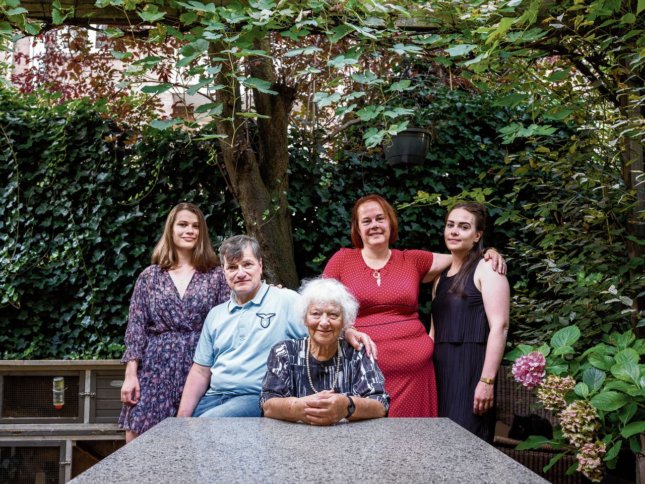 Rose-Marie Silbermann-Frenkel met haar zoon Matthijs en zijn vrouw Caroline, en haar twee kleindochters Marijn (links) en Suzanne.