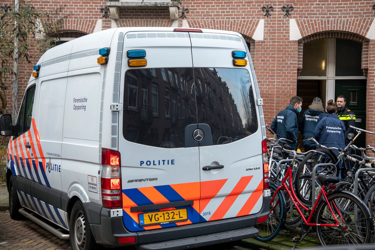 Man en tienermeisje dood aangetroffen in woning Amsterdam 