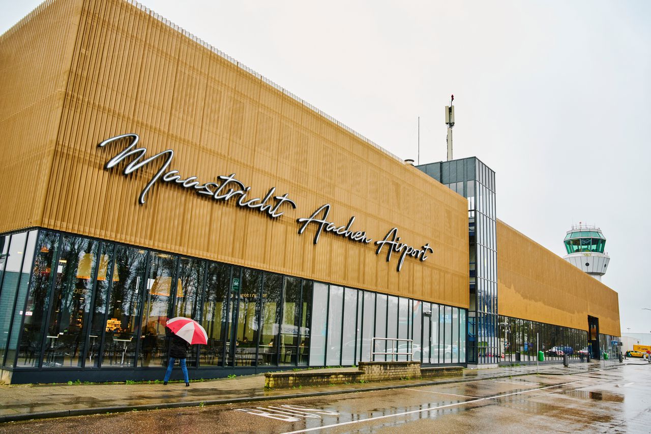Het Limburgse probinciebestuur onderzoekt voor het eerst een mogelijke sluiting van Maastricht Aachen Airport.