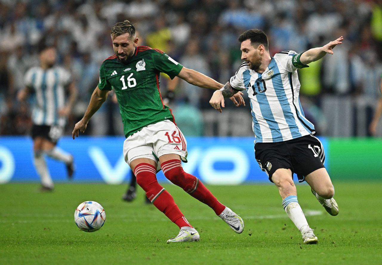 Hector Herrera van Mexico in duel met de Argentijnse aanvoerder Lionel Messi.