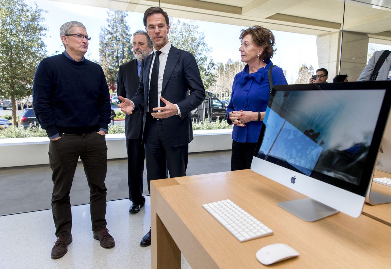 Premier Mark Rutte, Tim Cook, CEO van Apple en Neelie Kroes bezoeken een Apple Store tijdens een 3-daags bezoek aan de staat Californië in februari.