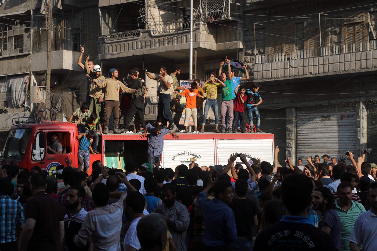 Syriërs in Aleppo vieren de berichten dat de belegering ten einde is gekomen.