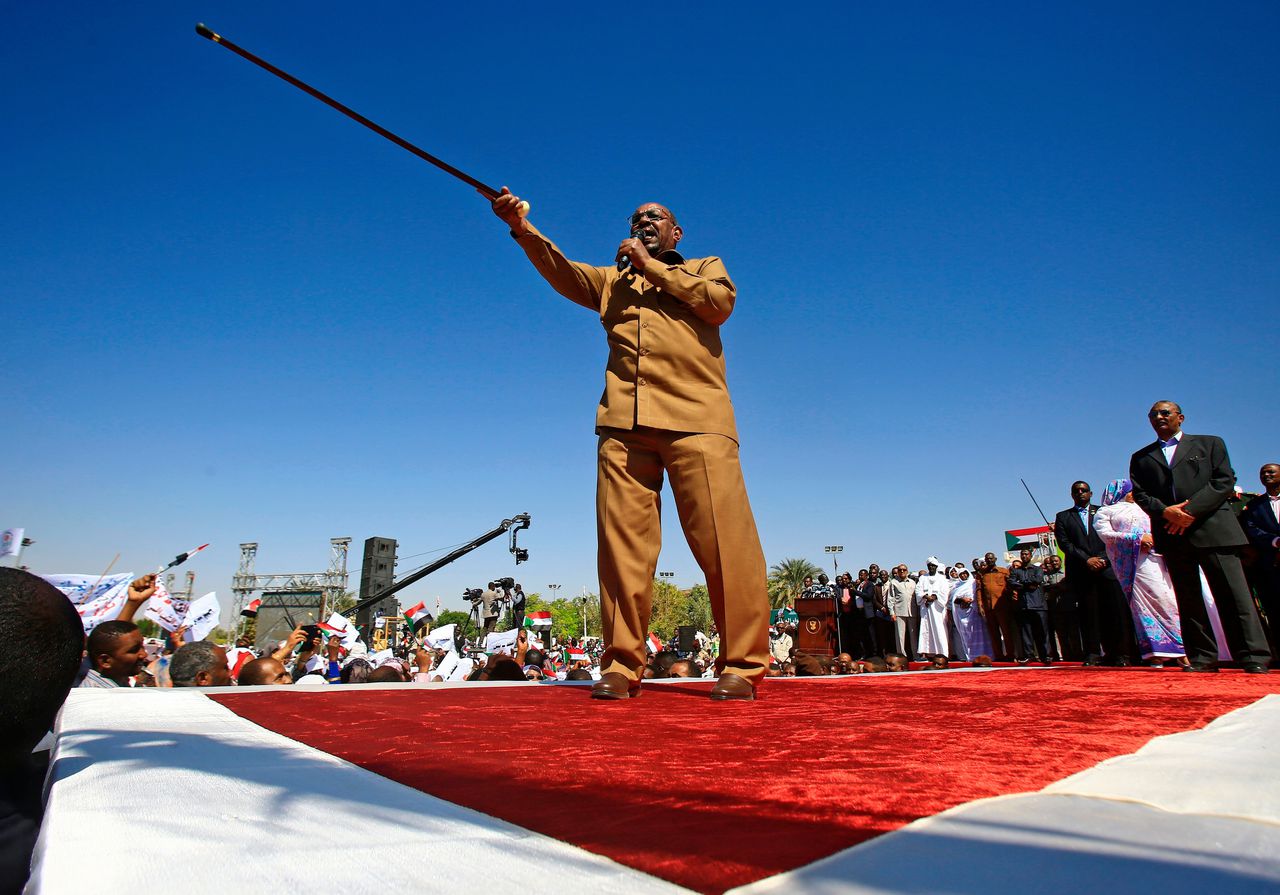 De Soedanese president Omar al-Bashir tijdens een rally in de hoofdstad Khartoum.