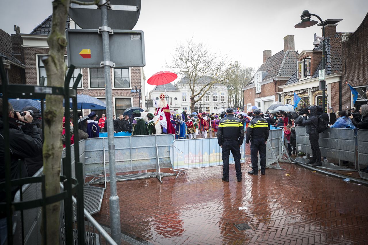 Sinterklaas rijdt langs het lege vak dat bestemd was voor anti-Zwarte Piet demonstranten in het centrum van Dokkum.