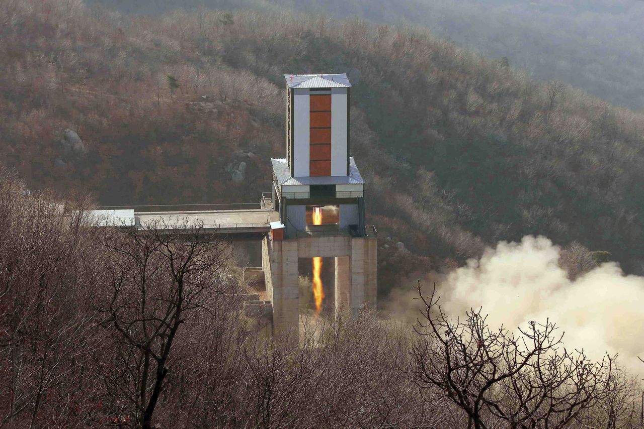 Archieffoto van een nieuwe motor voor de raketlancering van een ballistische raket op het SOhae Space Center in de North Pyongan provincie in Noord-Korea.