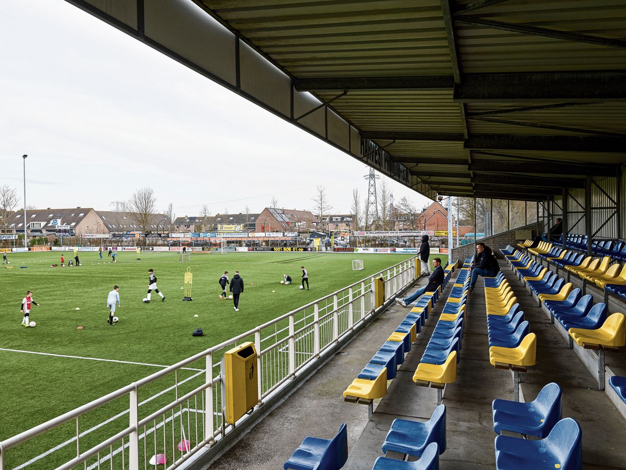 Advies sportraad: stop met de handel in voetbaldromen van jonge kinderen 