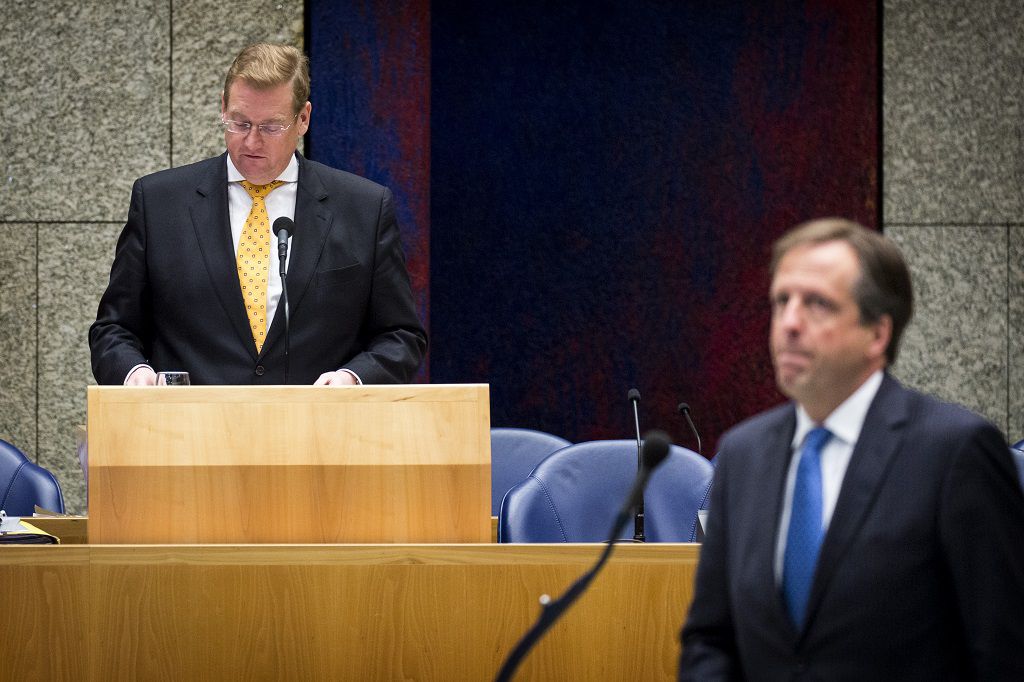 Minister Van der Steur vanmiddag in debat met D66-leider Alexander Pechtold.