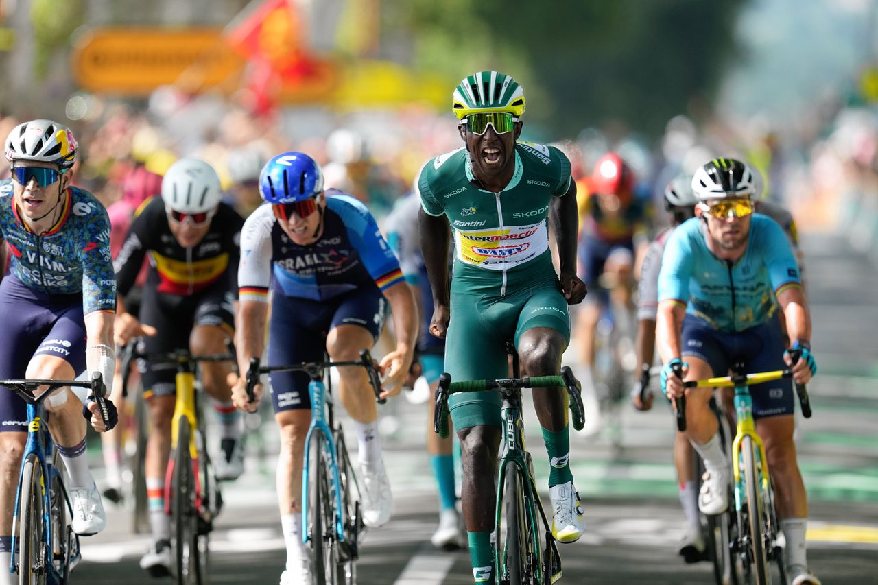 Sprinter Girmay wint derde etappe in Tour de France 