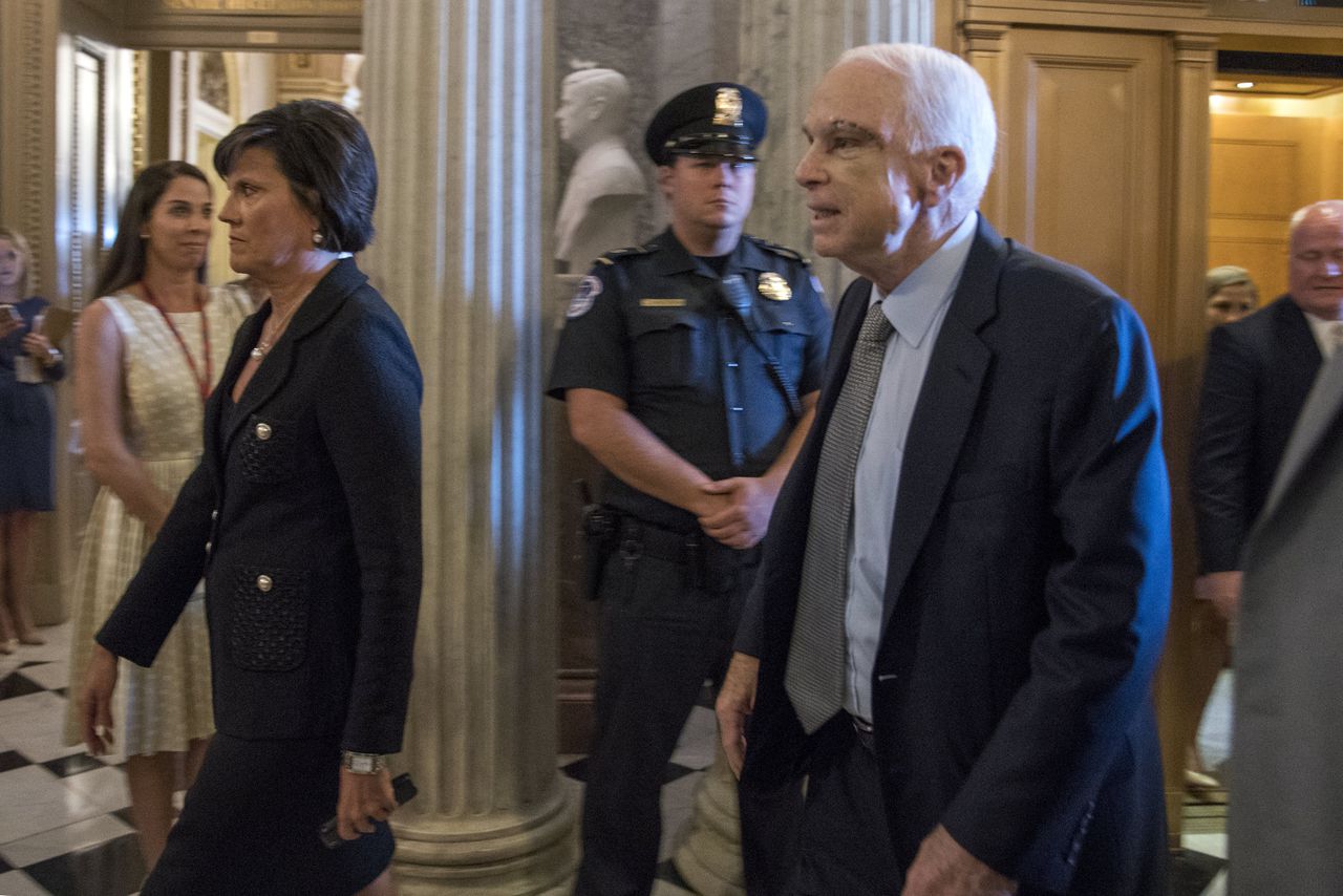 Senator John McCain komt aan in de Senaat.