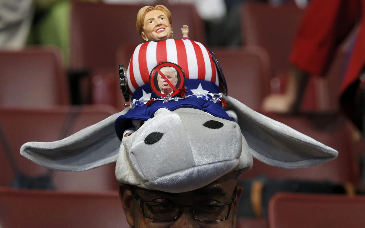 Een aanhanger van de Democratische presidentskandidaat Hillary Clinton tijdens het partijcongres.
