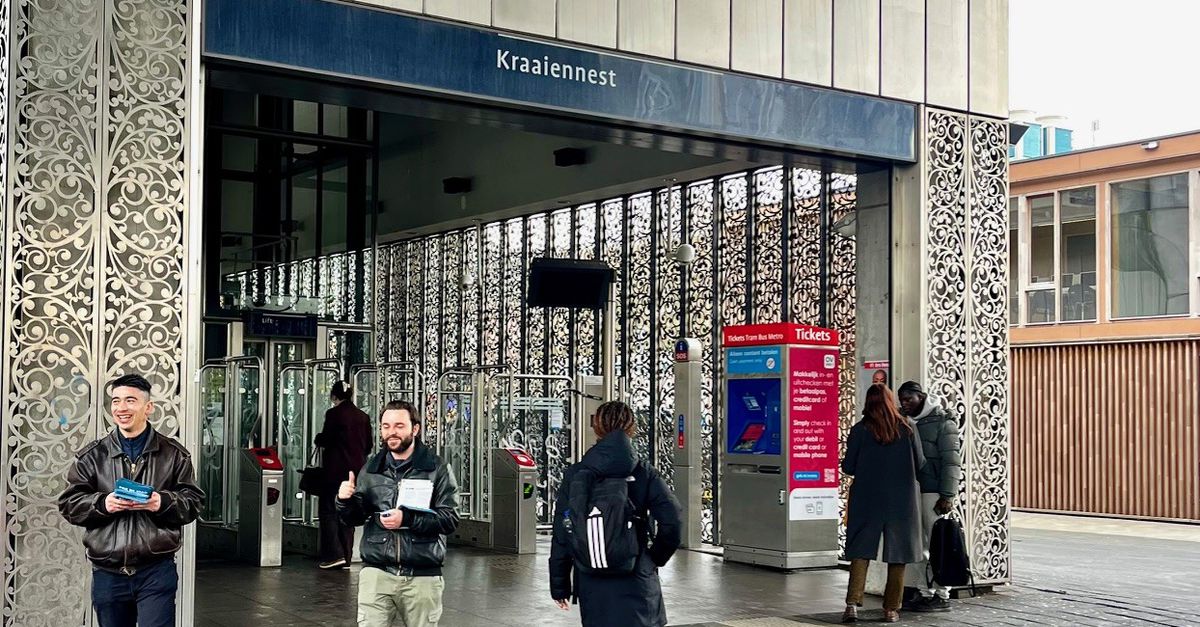 Met gratis metrokaartjes op campagne: SP, De Vonk en BIJ1 pleiten voor kosteloos ov in Amsterdam