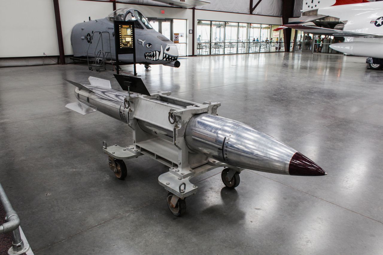 Deze B61-kernbom uit het Amerikaanse nucleaire arsenaal is te zien in het Museum of Science and Energy in Tennessee.