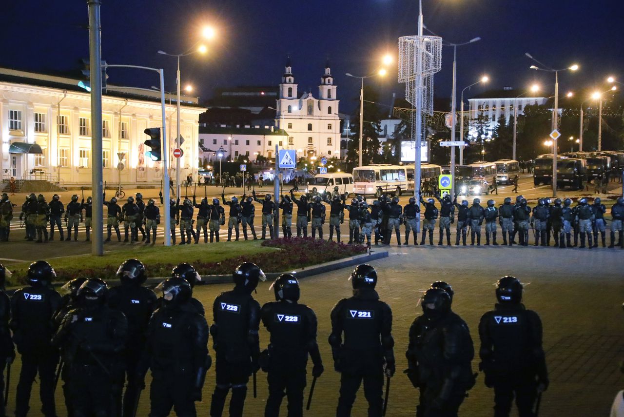 De oproerpolitie blokkeert een plein in de Wit-Russische hoofdstad Minsk op maandagavond.