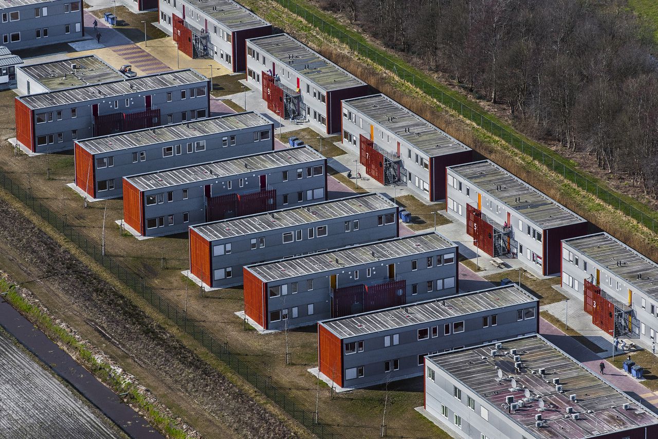 Luchtfoto van het aanmeldcentrum voor asielzoekers in Ter Apel.