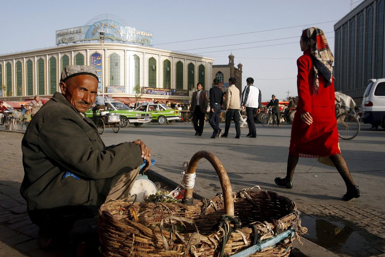 Een Oeigoerse straatverkoper in Xinjiang. Er komen steeds meer verhalen naar buiten over hevige onderdrukking van de Oeigoeren door China. Foto Michael Reynolds/EPA