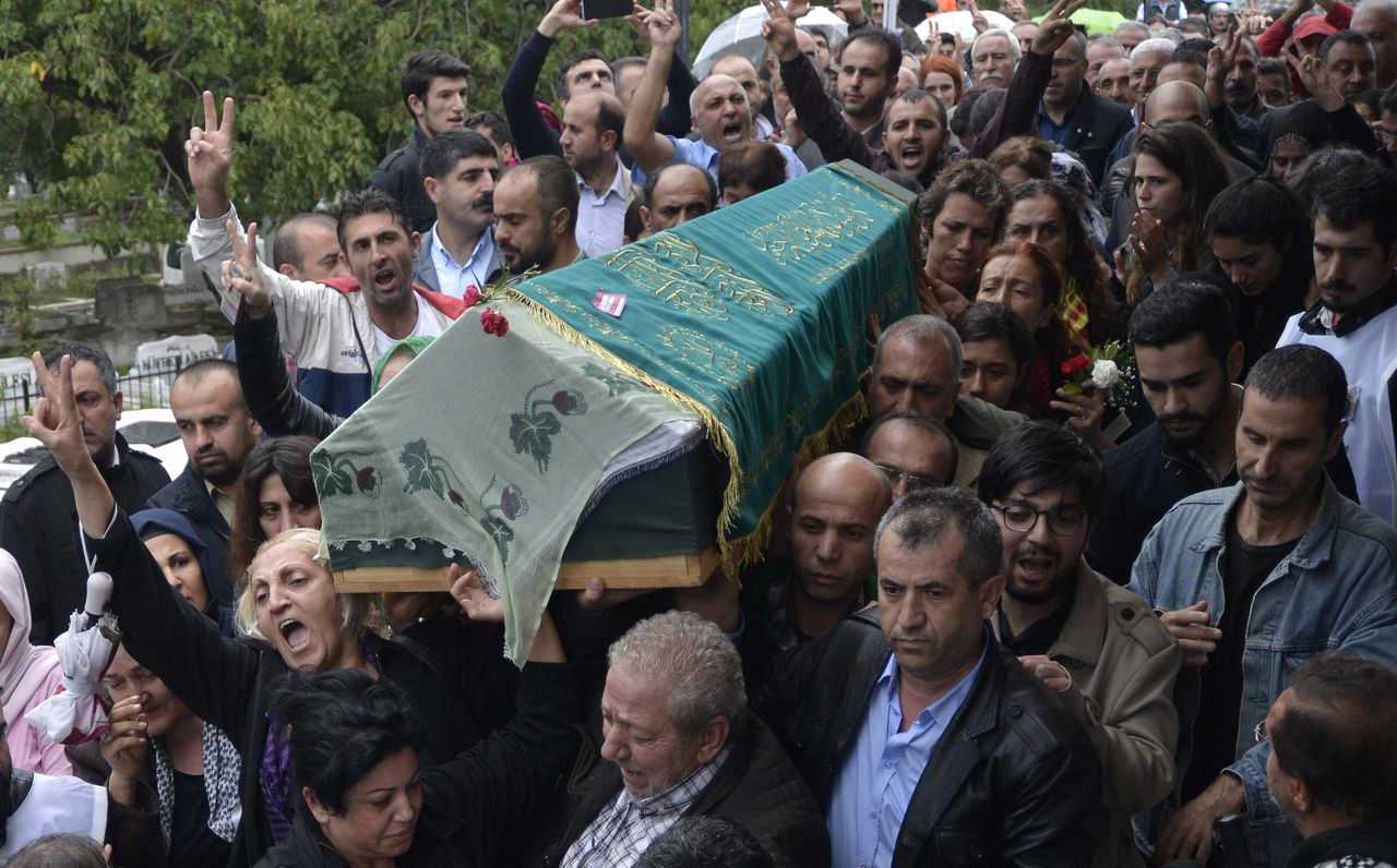 Nabestaanden dragen de kist van Kubra Mollaoglu, die zaterdag omkwam bij de dubbele bomaanslag in Ankara.