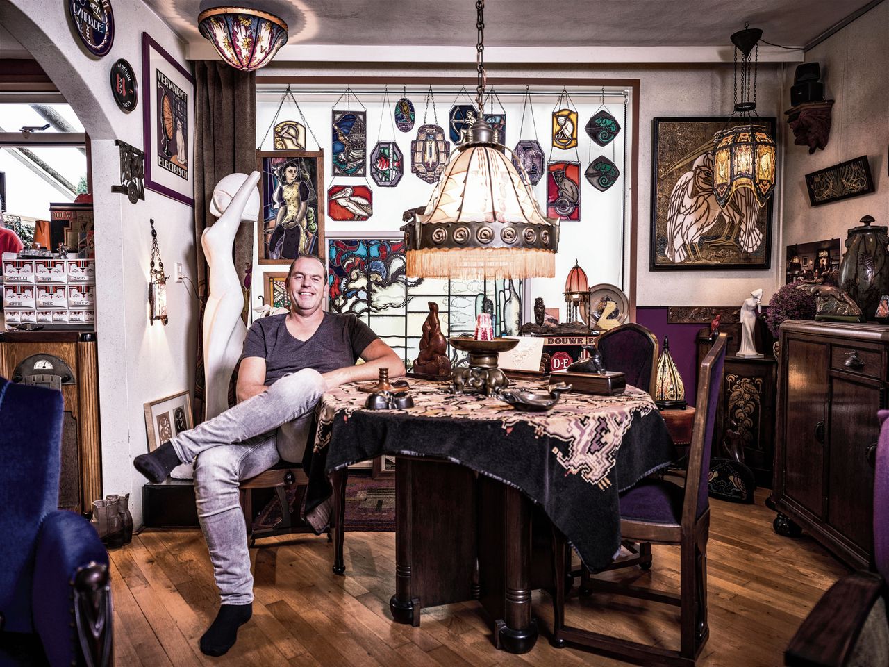 Het huis van Richard Hopman staat vol met voorwerpen gekocht op veilingen en antiekmarkten.