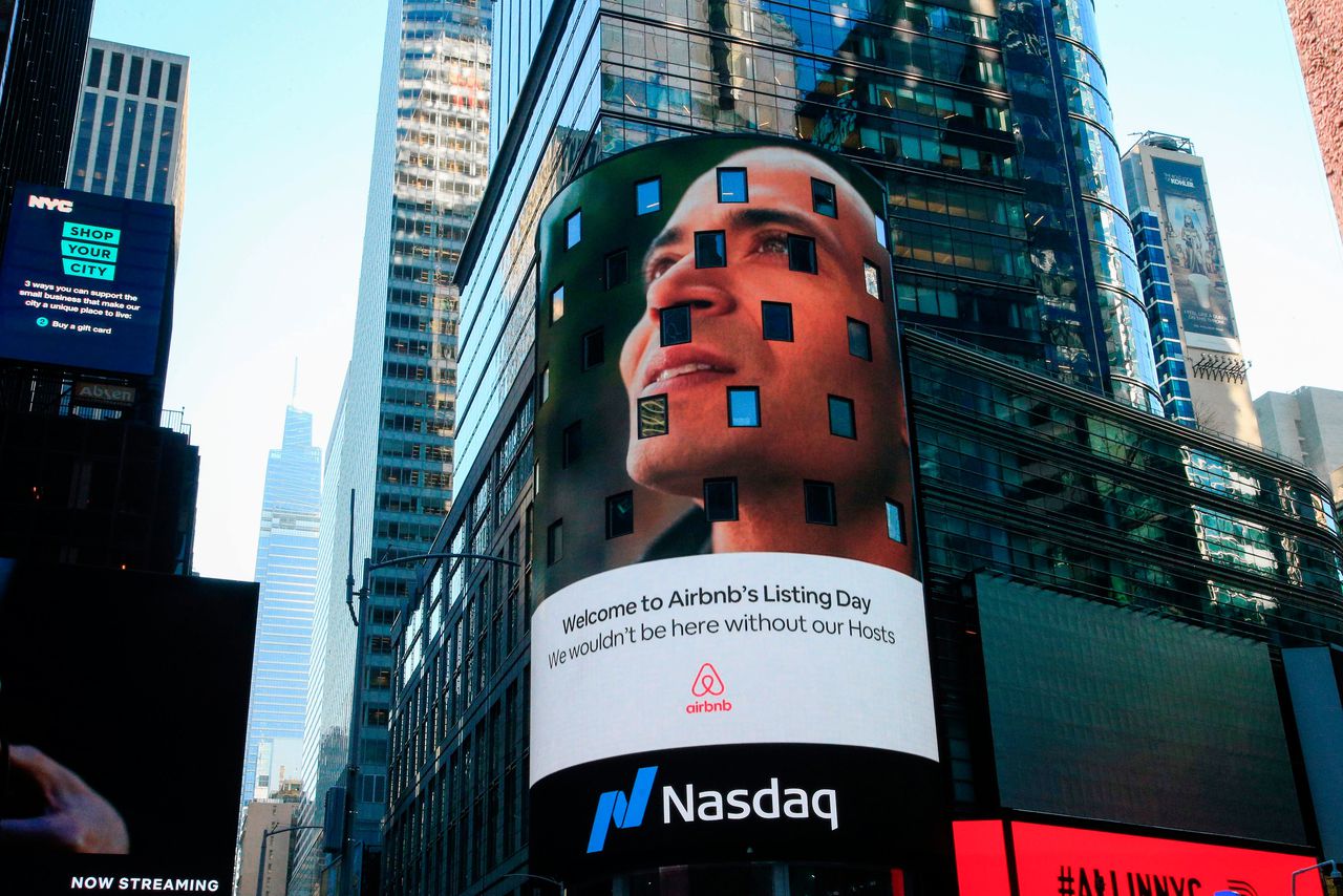 Het logo van Airbnb op Times Square in New York.