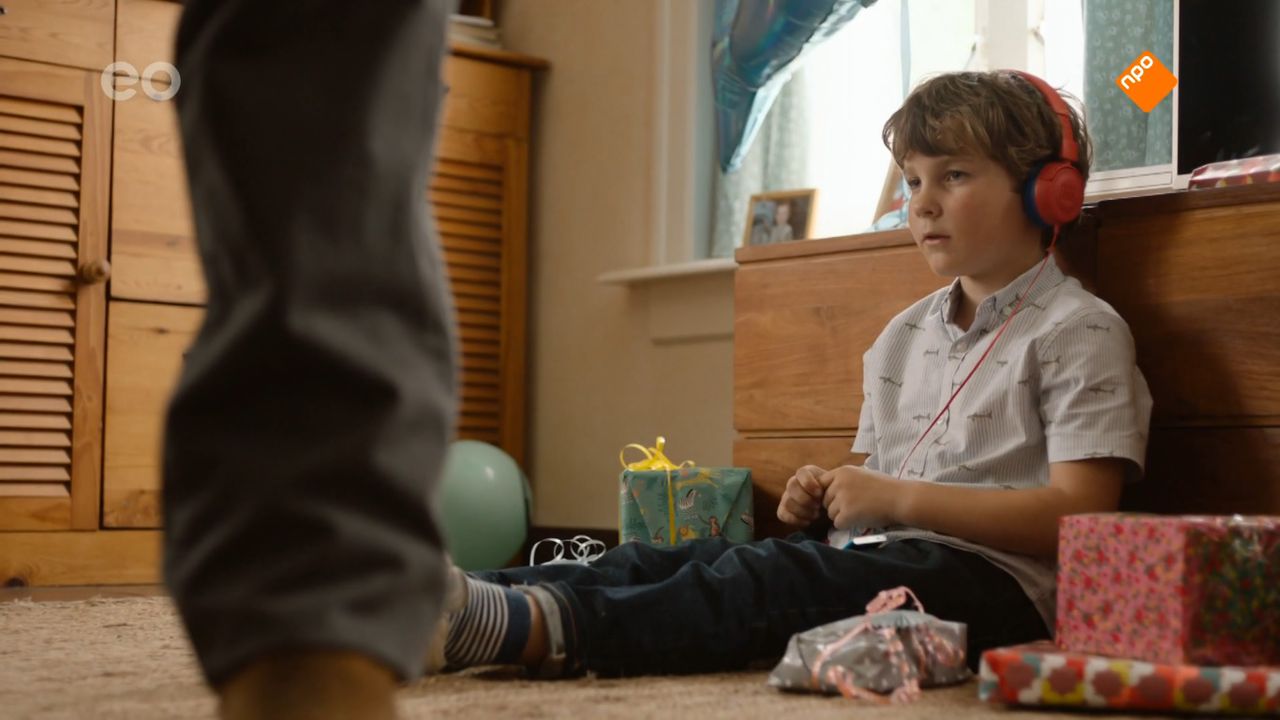 De zesjarige Sam (gespeeld door Bart van den Berg) in de dramaserie Het A-woord (EO).