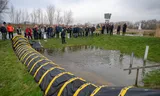 Een demonstratie van noodwaterkeringen op de campus van de TU Delft. Hier de Tubebarrier.  