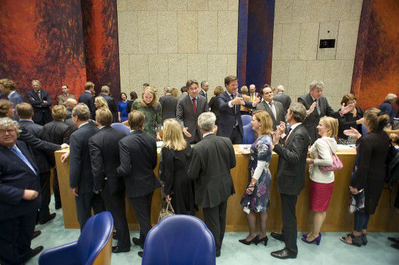 Na afloop van de Algemene Politieke Beschouwingen feliciteren de Kamerleden het kabinet. Foto NRC / Roel Rozenburg