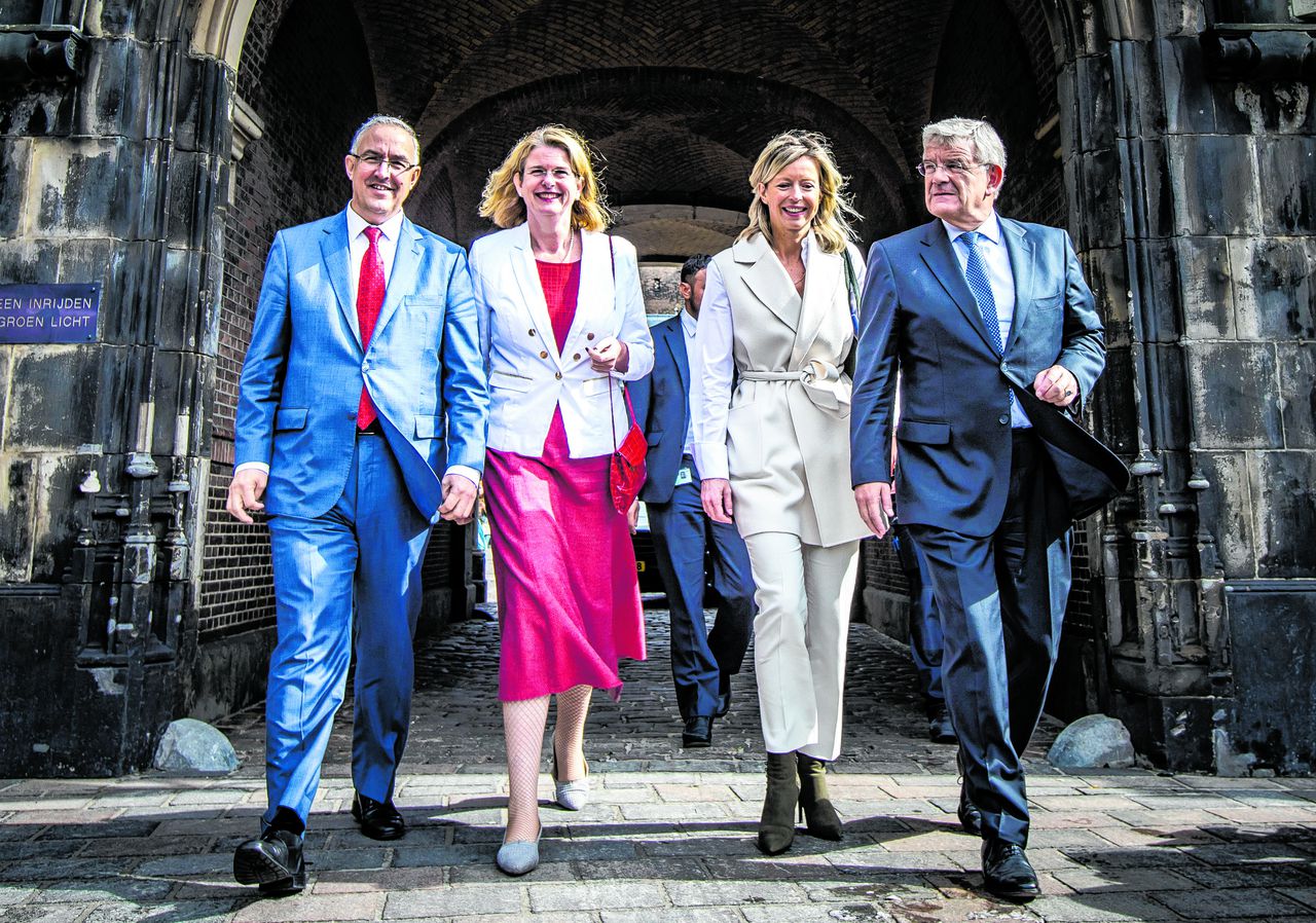 Van links naar rechts: PvdA'er Ahmed Aboutaleb (de burgemeester van Rotterdam), Pauline Krikke (VVD-burgemeester van Den Haag) D66'er Kajsa Ollongren (voormalig locoburgemeester van Amsterdam) en Jan van Zanen (VVD-burgemeester van Utrecht).