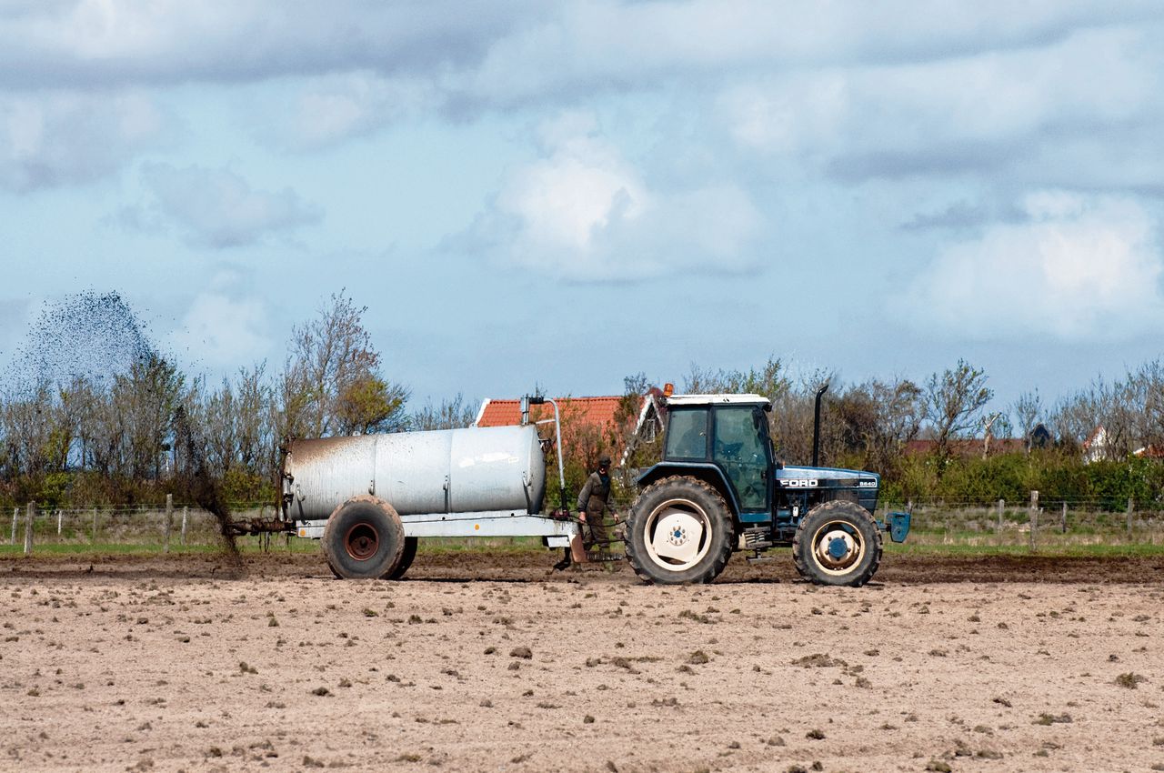 De mestcrisis jaagt boeren op kosten. 'Je wil absoluut niet dat boeren illegaal gaan uitrijden' 