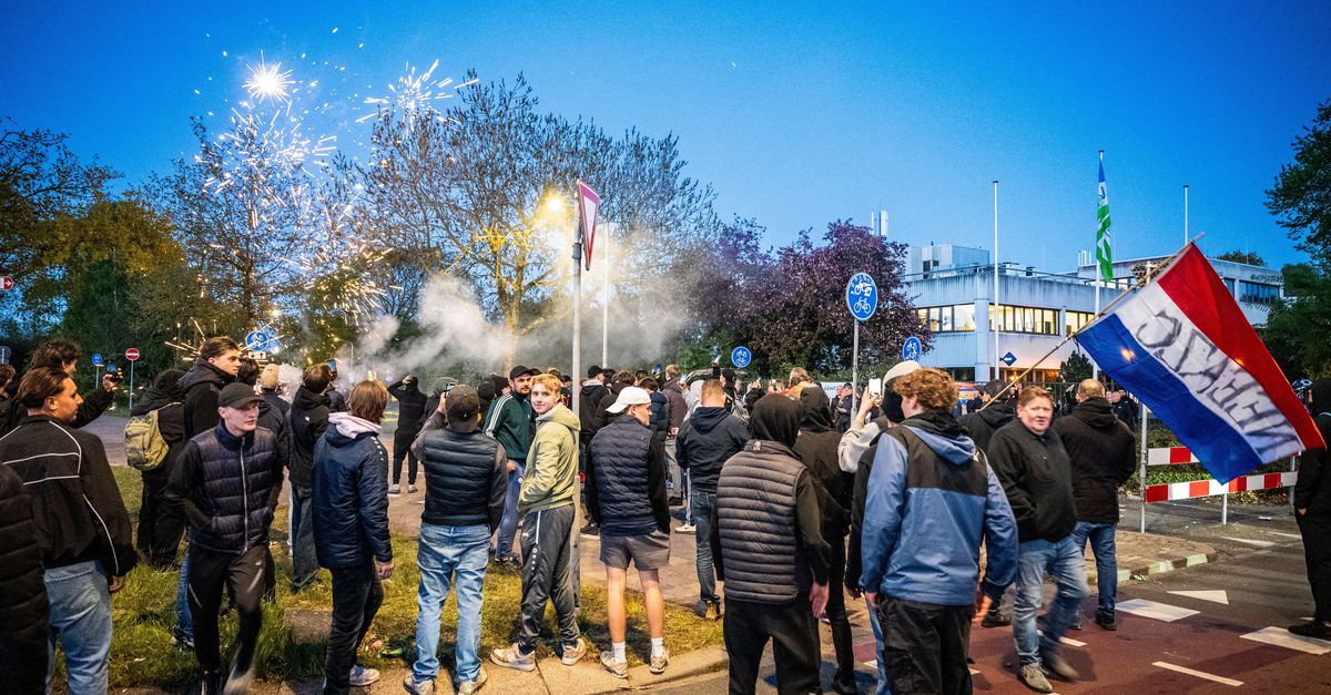 Drie dagen gewelddadig protest in Loosdrecht tegen komst azc. ‘Die incompetente burgemeester heeft dit er gewoon op eigen titel doorheen gedrukt’