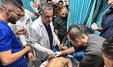 Hussam Abu Safiya (midden), directeur van het Kamal Adwan-ziekenhuis in Beit Lahia in Noord-Gaza, bij de behandeling van een Palestijn die gewond raakte bij een Israëlische aanval op Beit Lahia op 21 november. Foto AFP