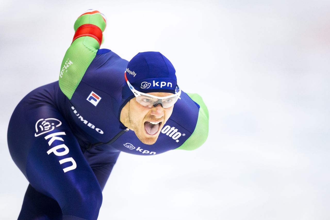 Hein Otterspeer in actie op de 1000 meter tijdens het WK sprint in ijspaleis Alau in Astana.