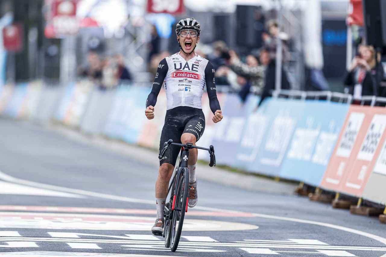 Tadej Pogacar wint Amstel Gold Race met een glimlach 
